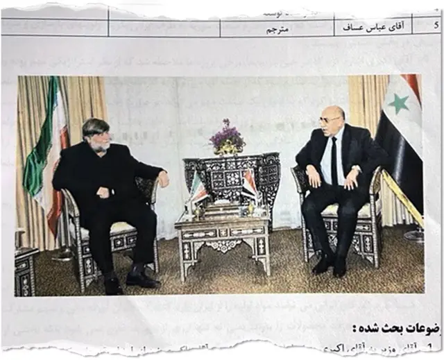 عباس أكبري، القيادي في الحرس الثوري الإيراني والمكلّف بقيادة تنفيذ الخطة الاقتصادية لإيران في سوريا، خلال اجتماع مع وزير الصناعة السوري في أحد فنادق حلب