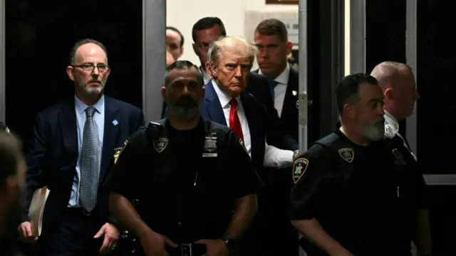ترامب يمشي إلى قاعة المحكمة