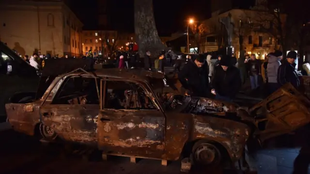 ইউক্রেনের লাভিভ শহরে রুশ ক্ষেপণাস্ত্র হামলায় ধ্বংসপ্রাপ্ত একটি গাড়ি