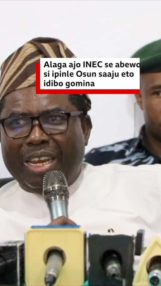 Alaga ajọ eleto idibo INEC, Joash Amupitan wọ asọ toke tilẹ alawọ miliki, o si de fila alawọ goolu ati sokoleti