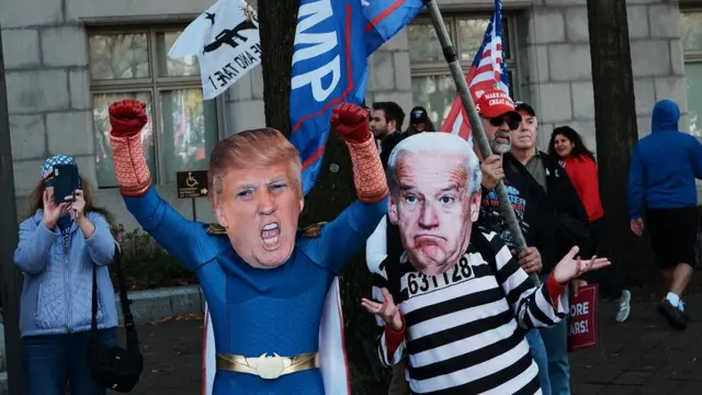 демонстранты в костюмах Трампа и Байдена