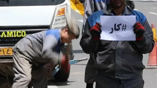 وزیر کار ایران خودروسازی این کشور را از جمله صنایع آسیب پذیر در برابر تحریم ها دانسته است