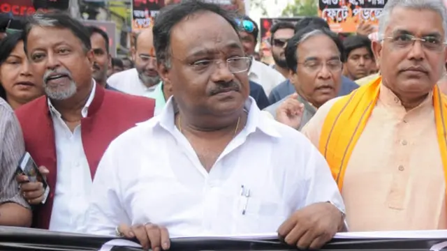 পশ্চিমবঙ্গের বিজেপি নেতাদের সাথে শমীক ভট্টাচার্য (সাদা শার্ট পরিহিত)