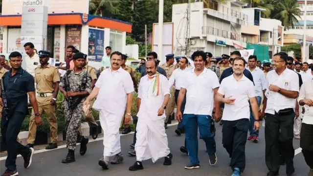 पदयात्रा पर राहुल गांधी