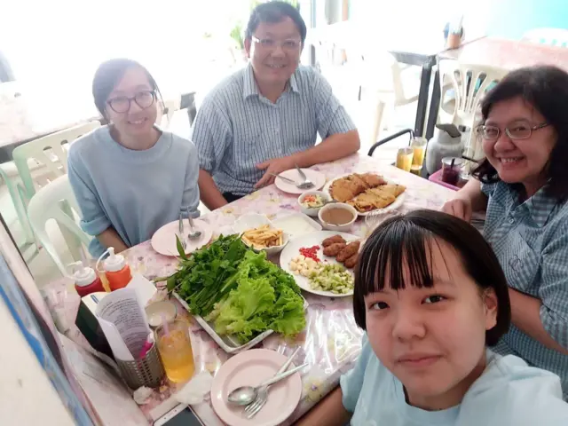 ริวโกะ วัย 18 ปี (ซ้าย) พร้อมกับพ่อ แม่ และน้องสาวผู้ชื่นชอบศิลปินเกาหลีวงวอนนาวัน