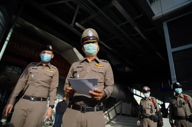ตำรวจอ่านคำสั่งให้ยุติการชุมนุม