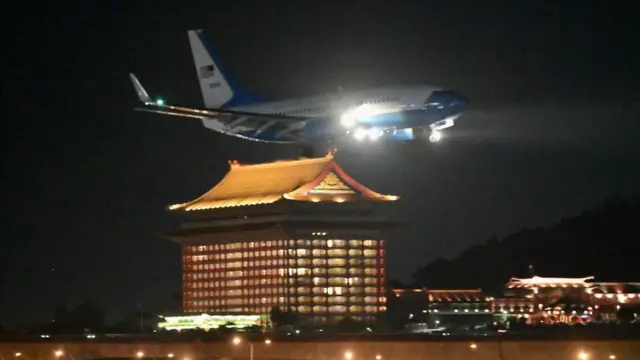 মার্কিন স্পিকারকে বহণকারী বিমানটি তাইপে'র বিমানবন্দরে অবতরণ করছে।