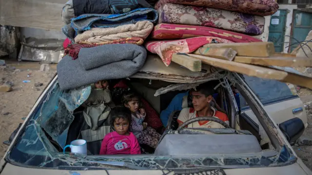 7 ጥቅምቲ 2024፡ ተመዛበልቲ ፍልስጤማውያን ኣብ ደቡባዊ ምድረበዳ ቃዛ ኣብ ምብራቓዊ ክፋል ካን ዩኒስ ካብ ዝርከቡ ከባቢታት ክሃድሙ ከለዉ ይረኣዩ