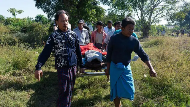 ၂၀၂၆ ဒီဇင်ဘာလတုန်းက စစ်ကိုင်း၊ ဒီပဲယင်းမြို့နယ်ထဲက လက်ဖက်ရည်ဆိုင်လေကြောင်းကြဲမှုမှာ သေဆုံးသွားတဲ့ ရုပ်အလောင်းတွေထဲက တစ်ဦးကို သယ်ဆောင်လာတဲ့မြင်ကွင်း