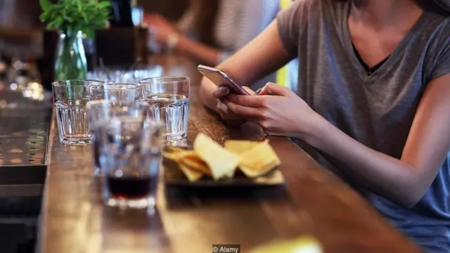 Барда ўтирган аёл