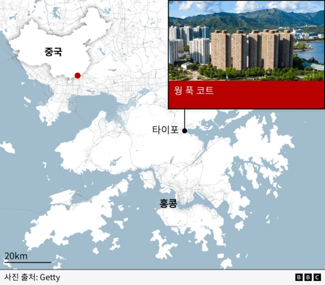 중국, 홍콩, 타이포가 표시된 지도 중앙의 타이포에 핀이 찍혀 있으며 핀과 연결된 박스에는 화재 전 '웡 푹 코트'의 모습을 보여주는 박스가 나타난다