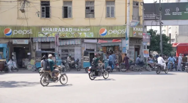 نمای بیرونی رستوران خیرآباد، موتورها و مردم در رفت و آمد