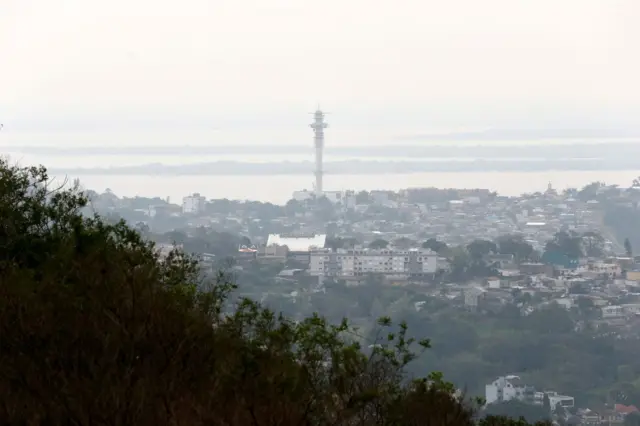 Imagem aéreacassino betano é confiavelPorto Alegre encoberta por uma névoa