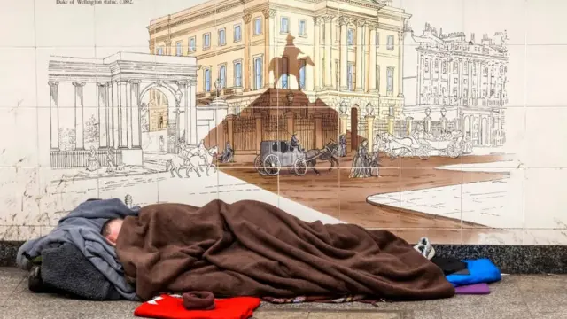 Un indigente en las calles de Londres