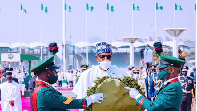 Onyeisiala Muhammadu Buhari na-akwanyere ndịagha Naijiria ugwu n'Eagle Square, Abuja