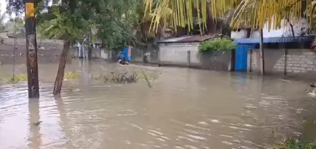 வெள்ளம் சூழ்ந்த வீடுகள்