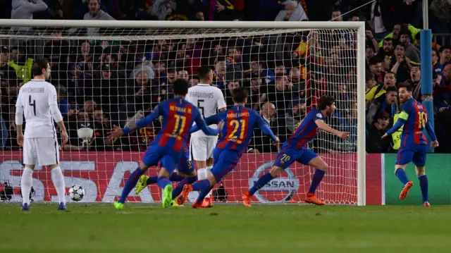 لاعب خط وسط برشلونة سيرجي روبرتو يحتفل بالهدف السادس في مرمى باريس سان جيرمان خلال إياب دور الـ16 من بطولة دوري أبطال أوروبا
