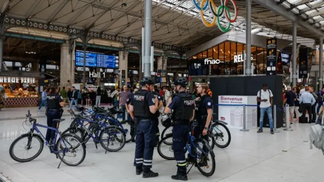 Policiais com uniforme azul-escuro conversamganhar dinheiro apostando grátistornoganhar dinheiro apostando grátisbicicletasganhar dinheiro apostando grátisestaçãoganhar dinheiro apostando grátistremganhar dinheiro apostando grátisParis