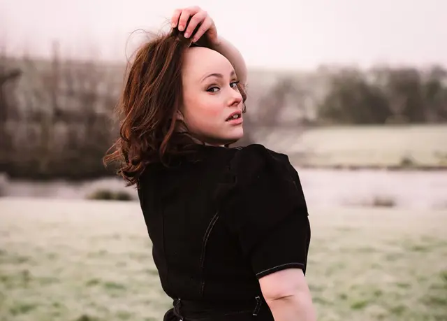 Laura tirando a peruca