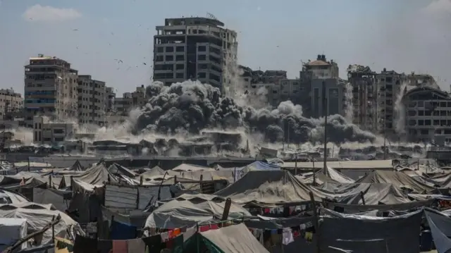 अगस्टमा १० लाख मानिसहरू बसोबास गरिरहेको र भोकमरीको पुष्टि भएको गाजा शहरमा इजरायलको आक्रमणले हजारौंलाई भाग्न बाध्य पारेको छ