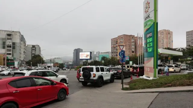 Автомобілі вишикувалися в чергу за пальним на заправці у Владивостоці