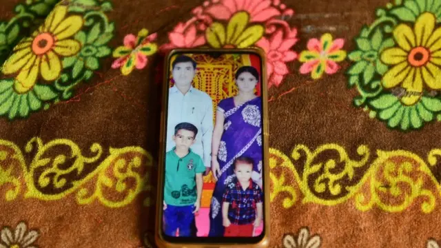 موبائل میں راجن کا خاندان ایک ساتھ