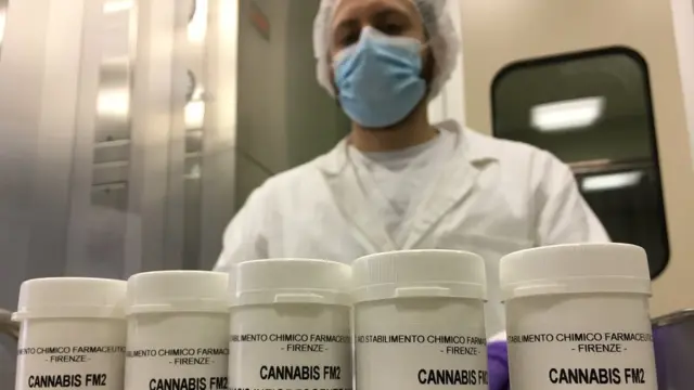 Un miembro del personal de la planta farmacéutica del Ejército en Florencia