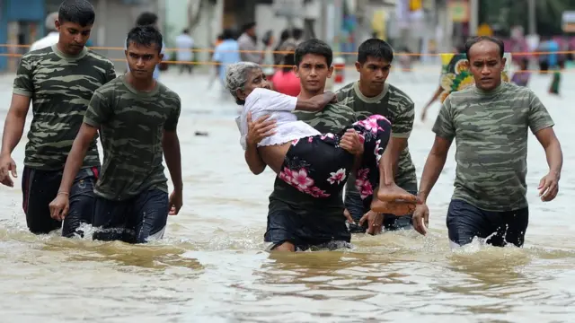පවතින වැසි සහිත කාලගුණය තරමක් අඩු වනු ඇති නමුත් තද සුළං තත්ත්වය දින කිහිපයක් පවතිනු ඇති බව කාලගුණවිද්‍යා දෙපාර්තමේන්තු නිවේදනයේ සඳහන් වේ.