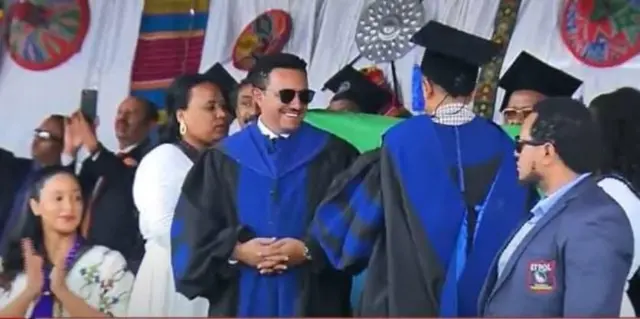 የጎንደር ዩኒቨርስቲ ለቴዎድሮስ ካሳሁን የክብር ዶክተሬት ዲግሪ በሰጠበት ጊዜ 