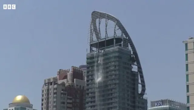 ভূমিকম্পের পর ব্যাংককের একটি উঁচু ভবনের ছাদের সুইমিং পুল থেকে ছিটকে নিচে পড়ছে পানি