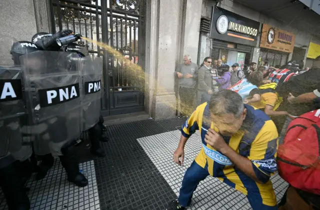 La policía reprimió con dureza a los manifestantes.