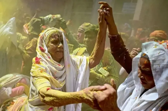 હોળી 2025, ધૂળેટી, રંગોનો તહેવાર, ગુજરાત, ભારત, હોલિકા દહન, તહેવારો, સંસ્કૃતિ, બીબીસી ગુજરાતી 