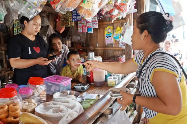 TBC Food Card နဲ့ ဈေးဝယ်နေသူ တစ်ဦး 