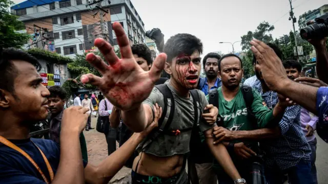 সড়কে নিরাপত্তার দাবিতে বাংলাদেশে ব্যাপক ছাত্র বিক্ষোভ হয়েছিল গত বছর