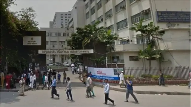 চিকিৎসকরা বলছেন, খালেদা জিয়াকে অতিমাত্রায় ডায়াবেটিস এবং খাবারের অরুচির কারণে হাসপাতালে ভর্তি করা হয়েছে