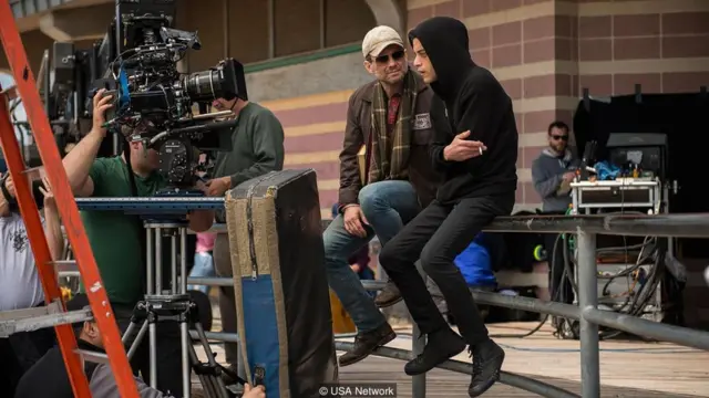 Christian Slater sebagai 'Mr Robot' (kiri) dan Rami Malek sebagai Elliot (kanan).