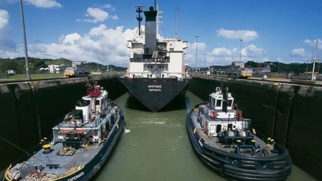 Embarcações no canal do Panamá