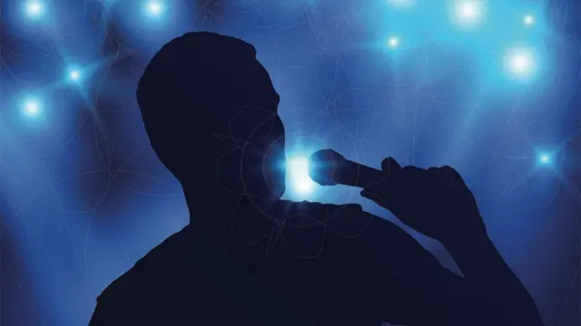 Un hombre cantando en un bar.