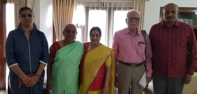 జులై 25న తనను కలిసిన కుల్‌భూషణ్ జాదవ్ కుటుంబ సభ్యులతో సుష్మా స్వరాజ్