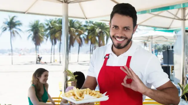 garçom servindo batatas fritas