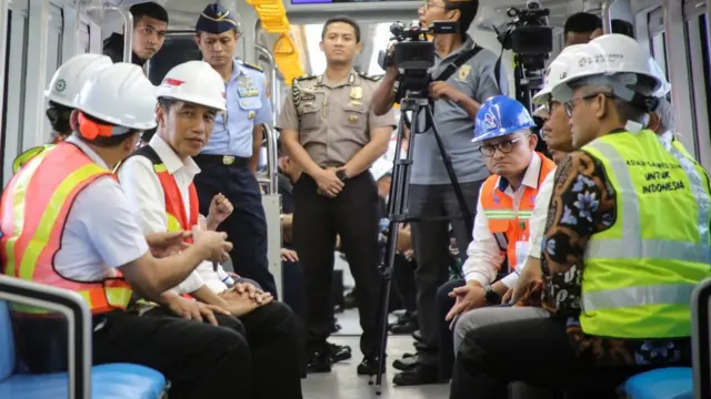 ประธานาธิบดีโจโก วิโดโด (ซ้าย) ตรวจสอบความพร้อมของระบบเดินทางสาธารณะ ก่อนการแข่งขันเอเชียนเกมส์