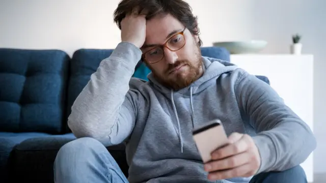 Joven mirando su celular