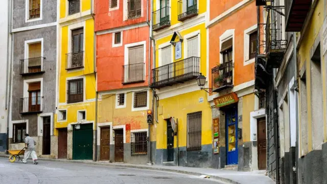 مباني ذات ألوان جذابة في المدينة