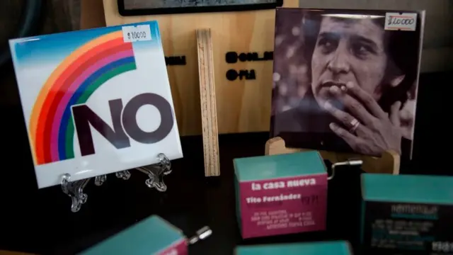El Museo de la Memoria, en Santiago de Chile, vende recuerdos como el poster con el NO utilizado en la campaña para el plebiscito.