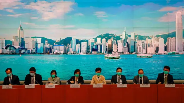 Лидер Гонконга Керри Лэм и другие представители властей Гонконга на пресс-конференции