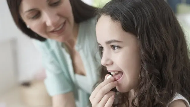 Niña tomando un medicamento