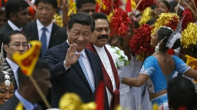 श्रीलंका के दौरे पर महिंदा राजपक्षे के साथ चीन के राष्ट्रपति शी जिनपिंग (16 सितंबर 2014 की तस्वीर)