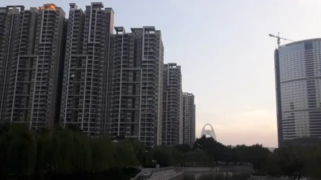 Khu tái định cư Liede, tòa nhà bên phải là khách sạn của công ty Liede đang được xây