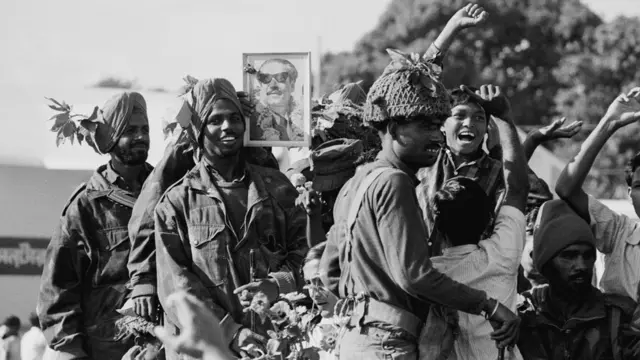 একাত্তরের যুদ্ধের পর শেখ মুজিবের ছবি নিয়ে ভারতীয় সেনাদের উল্লাস