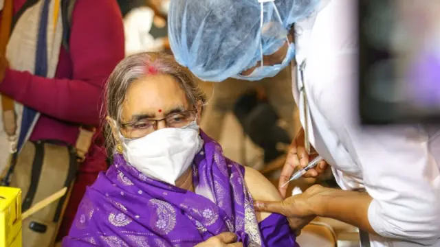 বাংলাদেশে টিকা নিচ্ছেন এক নারী।